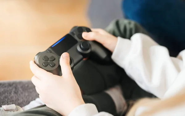Küçük Bir Kız Elinde Oyun Kontrolörü Video Oyunları Oynuyor — Stok fotoğraf