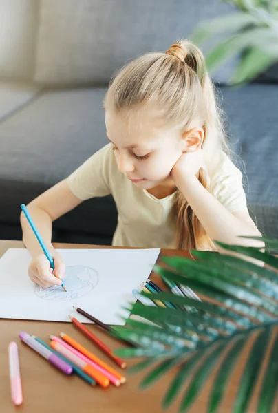 Dziecko Dziewczyna Rysunek Kolorowych Ołówków Domu Koncepcja Ekologiczna Malowanie Ziemi — Zdjęcie stockowe