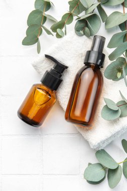 Beyaz fayanslı okaliptüslü masaj ve spa ürünleri