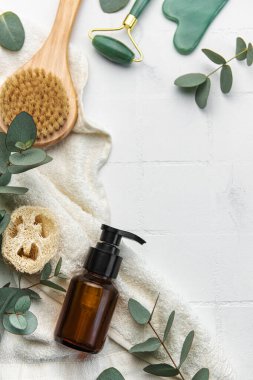 Spa tedavisi konsepti. Doğal kozmetik ürünleri okaliptüs yağı, masaj fırçası, okaliptüs yaprağı. Masaj ve spa konsepti