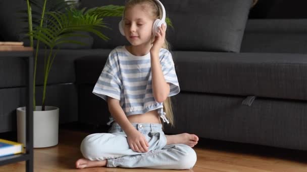 Zeitlupe Eines Glücklichen Kleinen Mädchens Drahtlosen Kopfhörern — Stockvideo