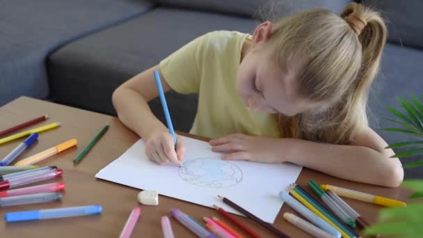 小女孩画星球地球 儿童在家中玩乐 — 图库视频影像
