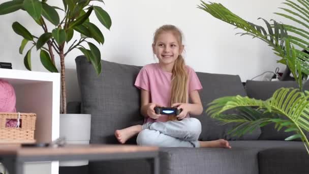 Egy Kislány Játszótérrel Kilátás Kislány Játszik Online Játék Egy Játszótér — Stock videók