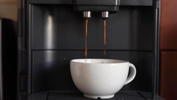 Gör Kaffe Med Kaffemaskin Till Kopp Espressokaffe Kommer Från Automatisk — Stockvideo