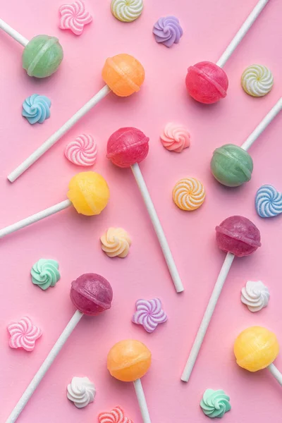 Colorful Sweet Lollipops Candies Pink Background Flat Lay Top View — kuvapankkivalokuva