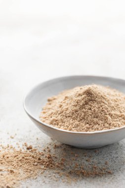 Bir kase Hickory füme deniz tuzu. Sağlıklı gıda konsepti. Özel tuz..