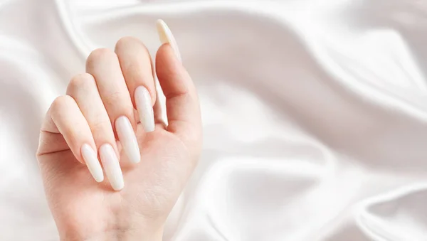 Een Vrouw Handen Met Een Manicure Hen Nagels Zijn Geschilderd — Stockfoto