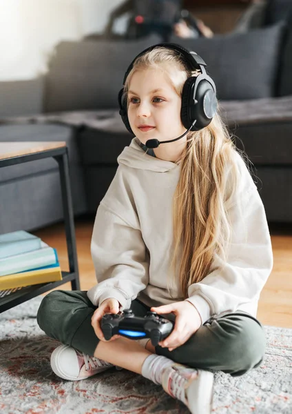 Маленькая Девочка Держит Игровой Контроллер Играющий Видеоигры — стоковое фото