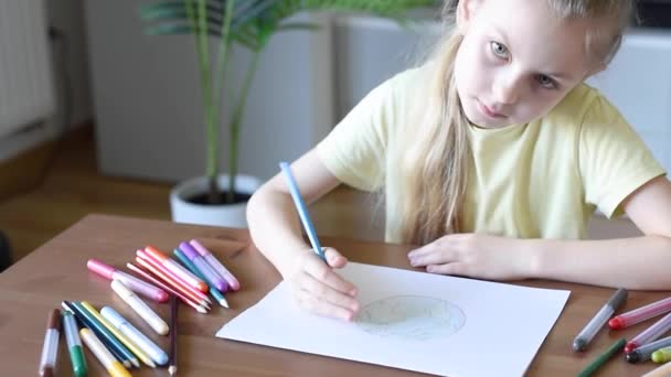 Маленька Дівчинка Малює Планету Земля Дитина Розважається Вдома — стокове відео