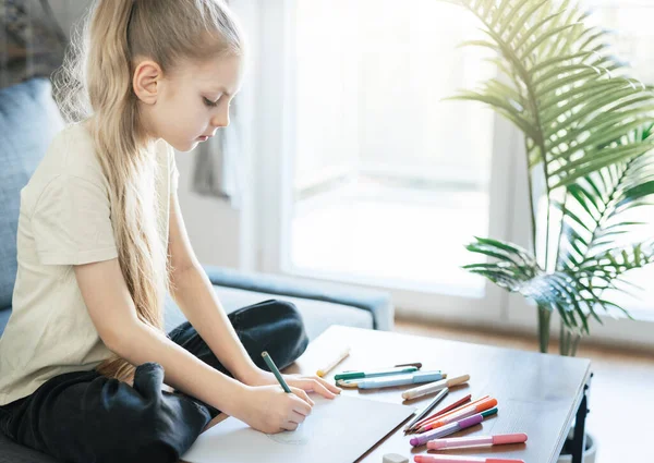 Kind Meisje Tekening Met Kleurrijke Potloden Thuis Ecologisch Concept Schilderkunst — Stockfoto
