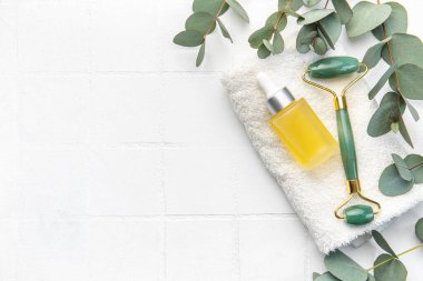 Spa tedavisi konsepti. Doğal kozmetik ürünleri, okaliptüs yağı, masaj taşı silindiri, okaliptüs yaprağı. Masaj ve spa konsepti