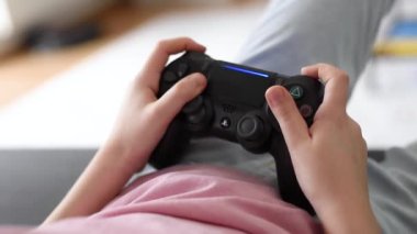 Playstation 'ı olan küçük bir kız. Evde bir playstation ile online oyun oynayan küçük bir kızın görüntüsü.