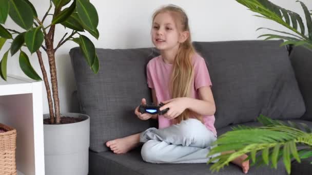 Маленька Дівчинка Ігровою Станцією Вид Маленьку Дівчинку Яка Грає Онлайн — стокове відео