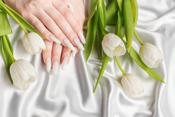 Γυναικείο Χέρι Σχέδιο Νυχιών Λευκό Μανικιούρ Βερνίκι Νυχιών Γυναικείο Μοντέλο — Φωτογραφία Αρχείου
