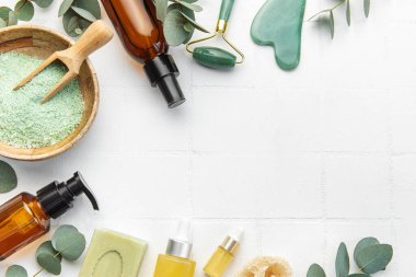Okaliptüs, havlu, masaj tuzu, aroma yağı, beyaz fayanslı kaplıca nesneleri. Üst Manzara. Cilt bakımı, vücut tedavisi kavramı. 
