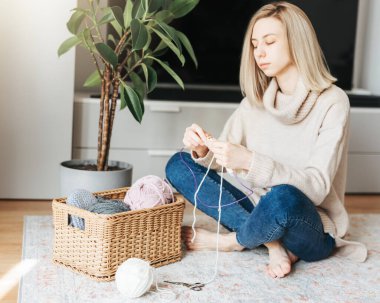 Genç kadın sıcak eşarp evde örgü