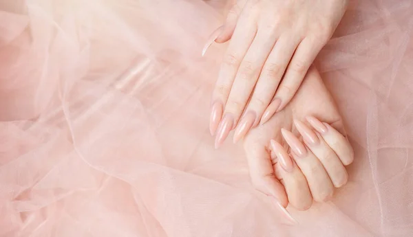 Κομψό Παστέλ Ροζ Φυσικό Μανικιούρ Γυναικεία Χέρια Ροζ Φόντο Μετάξι — Φωτογραφία Αρχείου