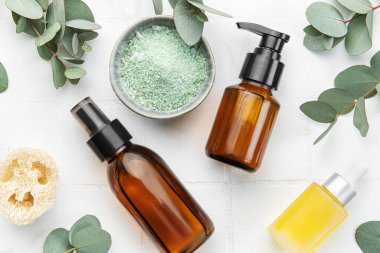 Okaliptüs, havlu, masaj tuzu, aroma yağı, beyaz fayanslı kaplıca nesneleri. Üst Manzara. Cilt bakımı, vücut tedavisi kavramı. 