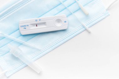 Beyaz arka planda koronavirüs için test seti. Negatif Covid-19 antijen test kiti, bir basamak koronavirüs antijen testi. 