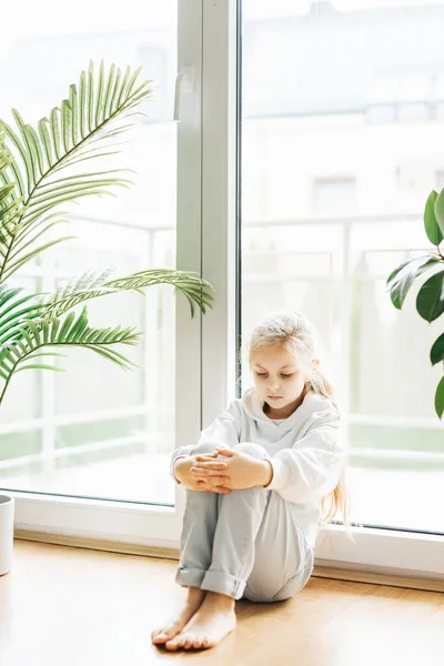 Yksinäinen Surullinen Tyttö Istuu Ikkunan Vieressä — kuvapankkivalokuva
