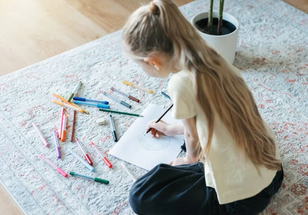 Kind Meisje Tekening Met Kleurrijke Potloden Thuis Ecologisch Concept Schilderkunst — Stockfoto