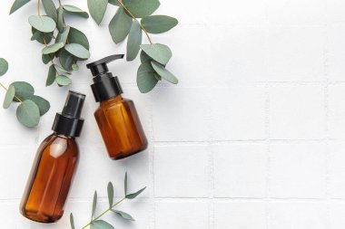 Beyaz fayanslı okaliptüslü masaj ve spa ürünleri