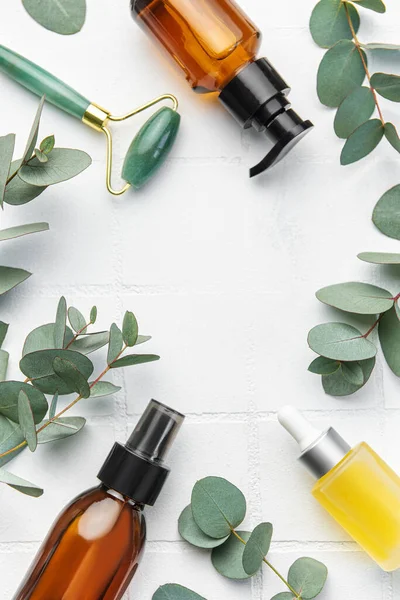 Kylpylähoitokonsepti Luonnollinen Spa Kosmetiikkatuotteet Eukalyptusöljy Hieronta Jade Rulla Eukalyptus Lehtiä — kuvapankkivalokuva