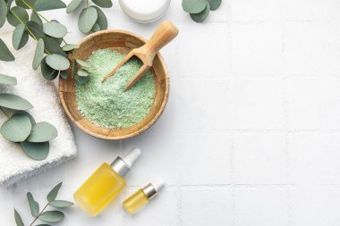 Sabun, okaliptüs, havlu, masaj tuzu, aroma yağı, beyaz fayanslı kaplıca nesneleri. Üst Manzara. Cilt bakımı, vücut tedavisi kavramı. 