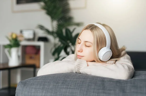 Jonge Blonde Vrouw Koptelefoon Luisteren Naar Muziek Ontspannen Thuis — Stockfoto