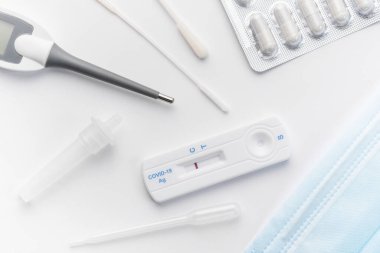 Beyaz arka planda koronavirüs için test seti. Negatif Covid-19 antijen test kiti, bir basamak koronavirüs antijen testi. 