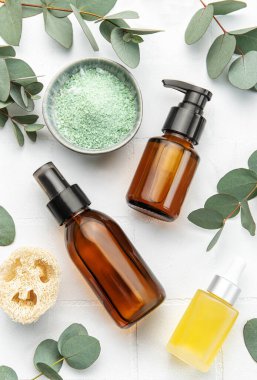 Okaliptüs, havlu, masaj tuzu, aroma yağı, beyaz fayanslı kaplıca nesneleri. Üst Manzara. Cilt bakımı, vücut tedavisi kavramı. 