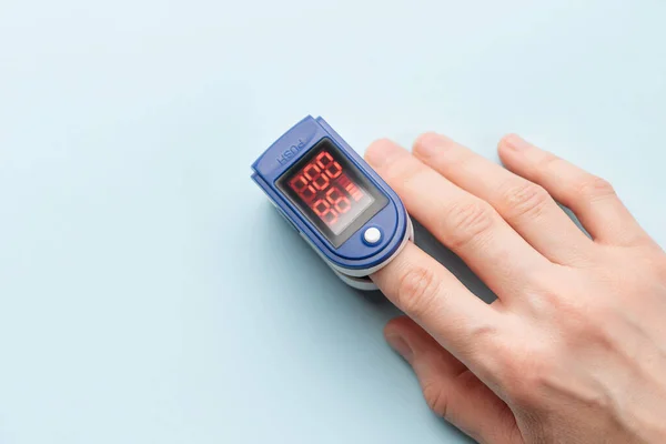 血中酸素飽和度と心拍数を測定するパルス酸素濃度計 患者のハンのパルス酸素濃度 — ストック写真
