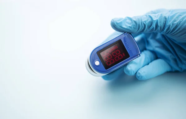血中酸素飽和度と心拍数を測定するパルス酸素濃度計 患者の手のパルス酸素濃度 — ストック写真