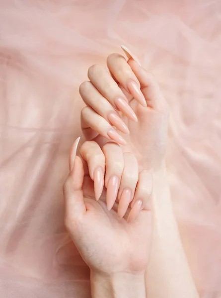 Elegáns Pasztell Rózsaszín Természetes Manikűr Női Kéz Rózsaszín Selyem Háttér — Stock Fotó