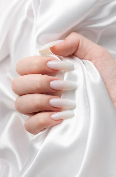 Χέρια Μιας Γυναίκας Μανικιούρ Πάνω Τους Νύχια Είναι Βαμμένα Λευκό — Φωτογραφία Αρχείου