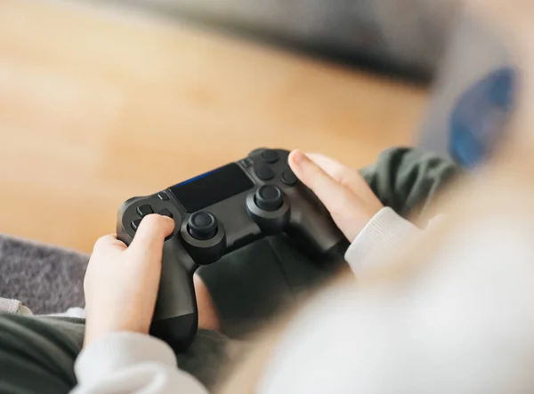 Video Oyunları Oynayan Bir Kız Elinde Oyun Denetleyici — Stok fotoğraf