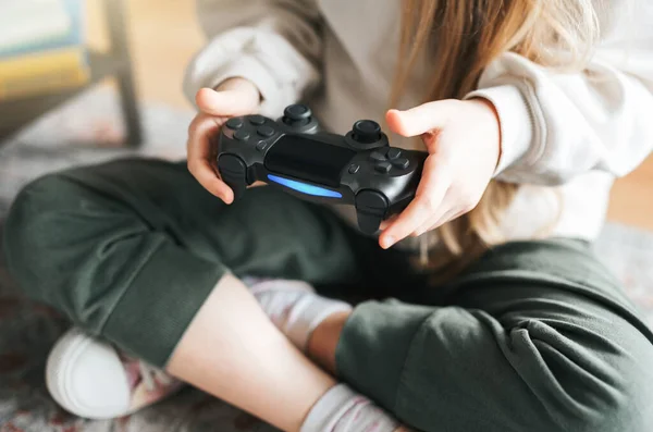 Seorang Gadis Kecil Memegang Game Controller Bermain Video Game — Stok Foto