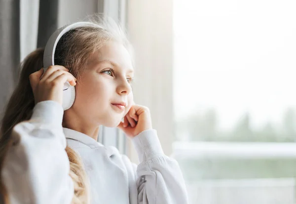 Jogar o jogo canal de assinatura menina ouça música fones de ouvido  modernos e smartphone ouvir