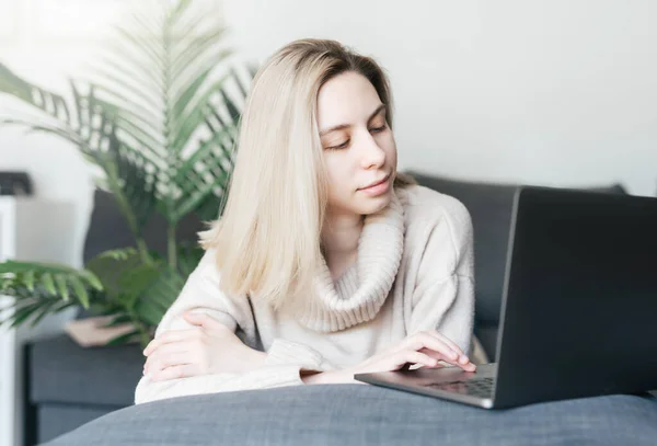 Young Woman Using Laptop Computer Home Sitting Comfortably Living Room — Stock Photo, Image