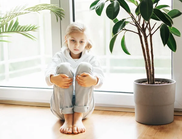 Yksinäinen Surullinen Tyttö Istuu Ikkunan Vieressä — kuvapankkivalokuva