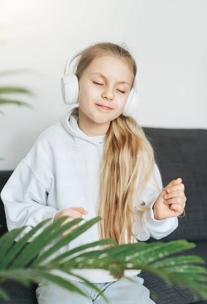 Petite Fille Mignonne Écoutant Musique Dans Les Écouteurs Maison — Photo