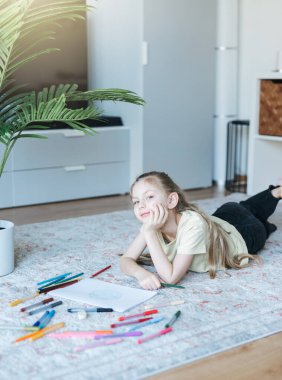 Evde renkli kalemlerle resim çizen kız çocuğu. Ekoloji konsepti, dünyayı boyamak.. 