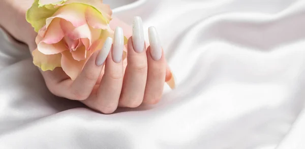 Stijlvolle Trendy Vrouwelijke Manicure Mooie Jonge Vrouw Handen Met Witte — Stockfoto