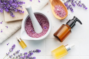 Lavanta kaplıcası. Lavanta tuzu, doğal elzem yağ ve beyaz fayanslı taze lavanta..