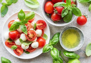 Domatesli Caprese salatası, mozzarella ve fesleğen. Sağlıklı yemek..