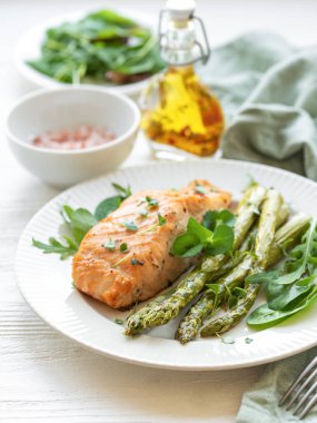 Pişmiş lezzetli somon, yeşil kuşkonmaz ve sebze tabağı. 