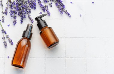 Lavanta kaplıcası. Beyaz fayanslı doğal lavanta yağı ve taze lavanta..