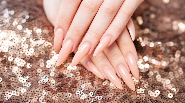 Elegancki Pastelowy Różowy Naturalny Manicure Kobiece Dłonie Cekinach Tle — Zdjęcie stockowe