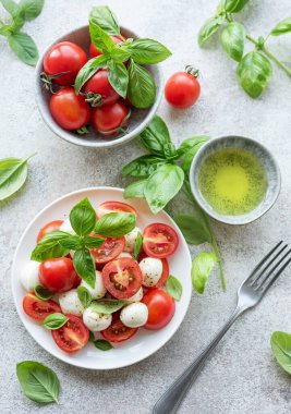 Domatesli Caprese salatası, mozzarella ve fesleğen. Sağlıklı yemek..
