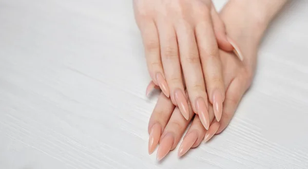 Elegante Pastelroze Natuurlijke Manicure Vrouwelijke Handen Witte Houten Achtergrond — Stockfoto